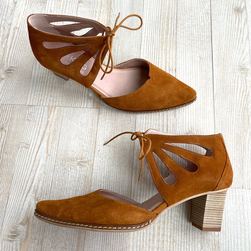𝅺Dorking Camel Suede Lace Up Pointed Toe Block Heel Pumps | Size 38